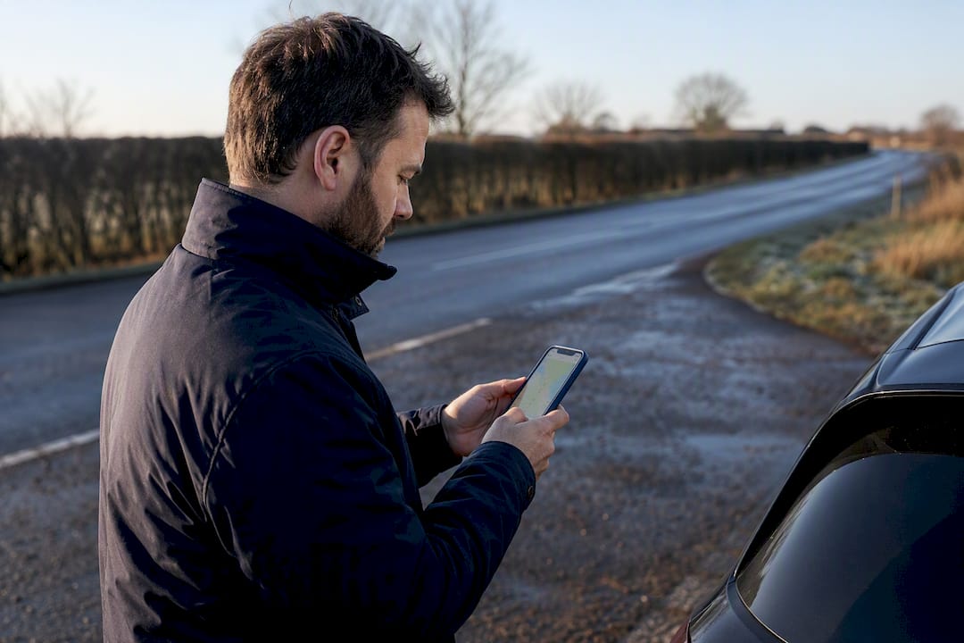 Driver documenting suspected tracker signal loss